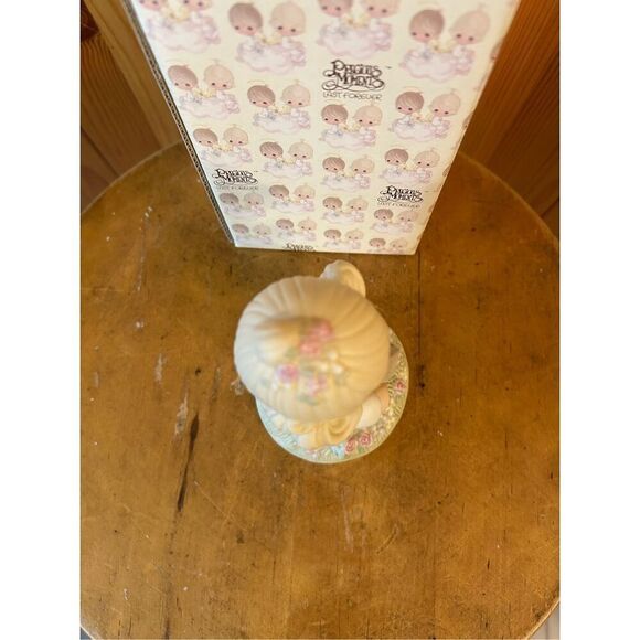 PRECIOUS MOMENTS I BELIEVE IN THE OLD RUGGED CROSS Figurine (8411) - Picture 5 of 7